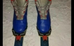 Лыжи в комплекте с ботинками.